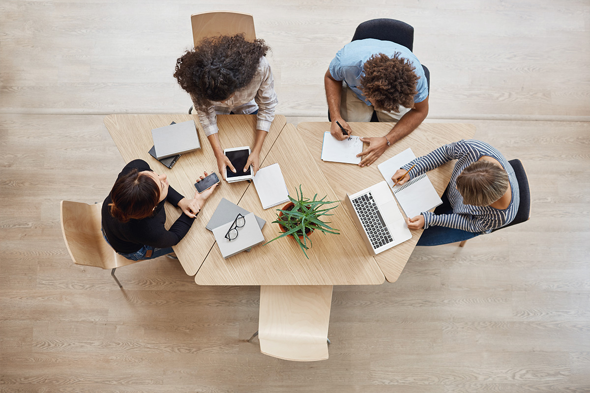 Reunión de empresa entre diferentes miembros del equipo