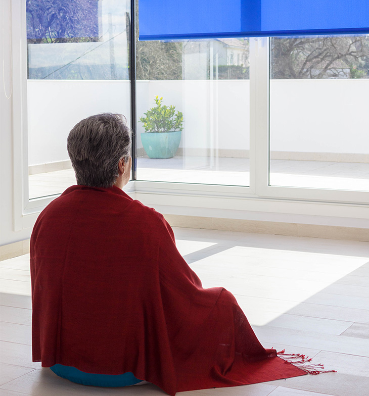 Imagen mujer meditando en el centro ElSuno